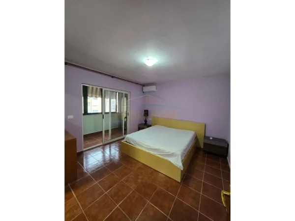 Tirane, jepet me qera apartament 3+1 Kati 9, 700 € (Komuna e Parisit)