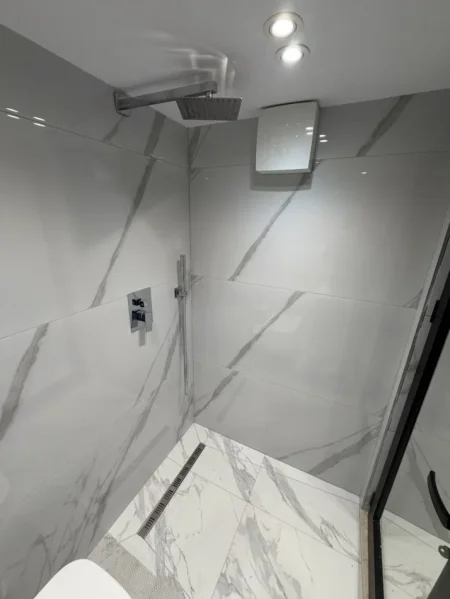 Tirane, jepet me qera apartament duplex Dublex Kati 0, 35 m² 400 € (Rruga Loni Ligori)