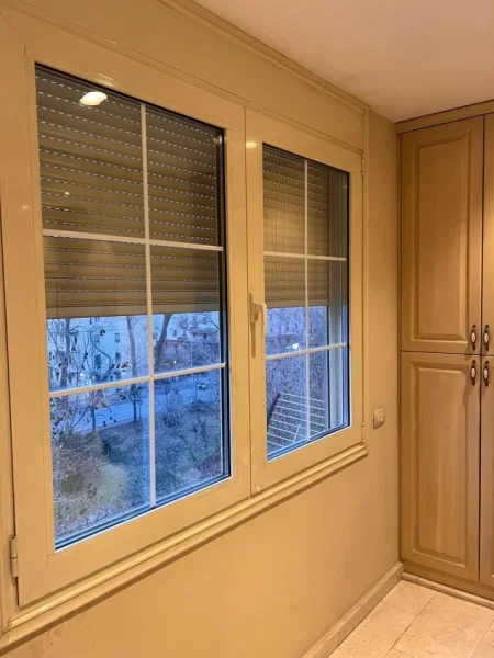 Tirane, jepet me qera apartament 1+1+Ballkon Kati 5, 83 m² 800 € (Pallatet Agimi)