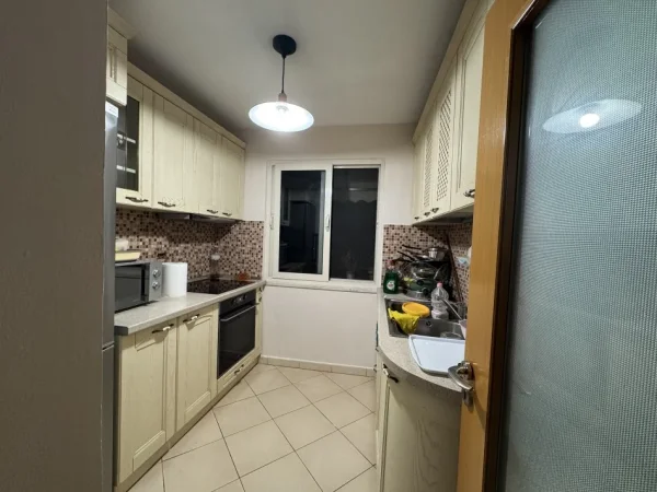 Tirane, jepet me qera apartament 2+1+Aneks Kati 3, 80 m² 670 € (Rruga e Durresit)