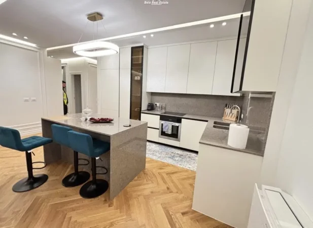 Tirane, shes apartament 3+1 Kati 8, 196 m² 330.000 € (Rruga Gryka e Kacanikut)