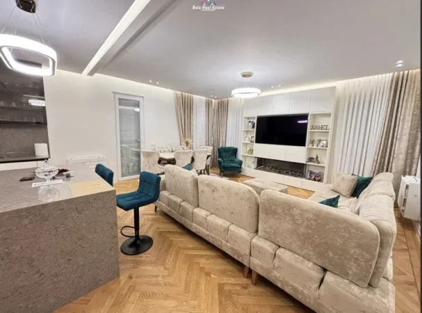 Tirane, shes apartament 3+1 Kati 8, 196 m² 330.000 € (Rruga Gryka e Kacanikut)