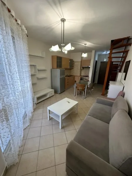 Tirane, jepet me qera apartament duplex 2+1+Ballkon Kati 5, 66 m² 500 € (Rr. E Elbasanit te shkolla e Gjuheve te Huaja)