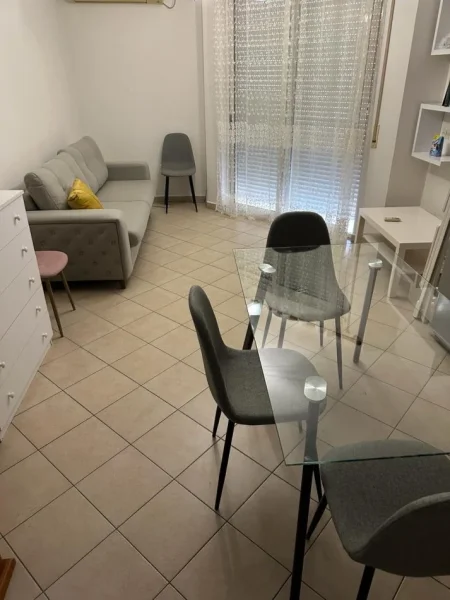 Tirane, jepet me qera apartament duplex 2+1+Ballkon Kati 5, 66 m² 500 € (Rr. E Elbasanit te shkolla e Gjuheve te Huaja)