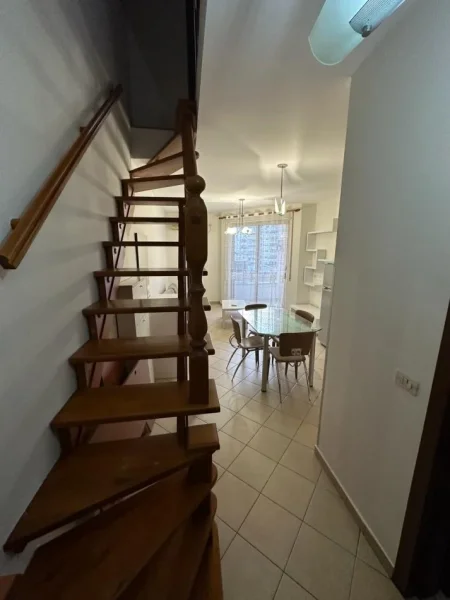 Tirane, jepet me qera apartament duplex 2+1+Ballkon Kati 5, 66 m² 500 € (Rr. E Elbasanit te shkolla e Gjuheve te Huaja)