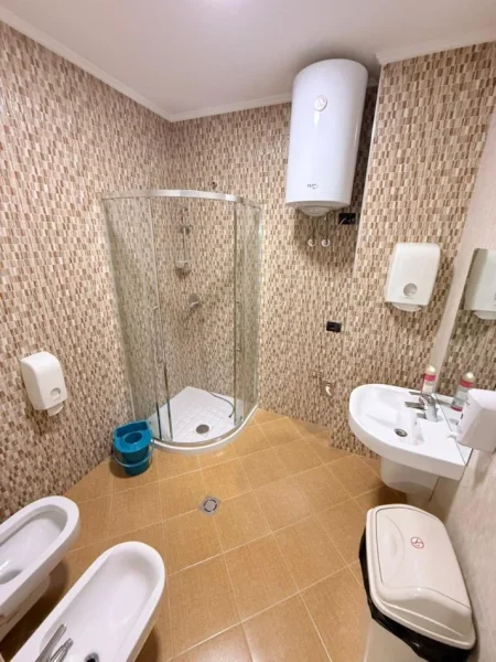 Tirane, jepet me qera zyre Kati 4, 180 m² 3.000 € (KOMPLEKSI DELIJORGJI)