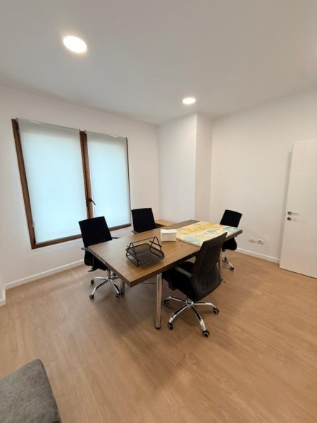 Tirane, jepet me qera zyre Kati 4, 180 m² 3.000 € (KOMPLEKSI DELIJORGJI)