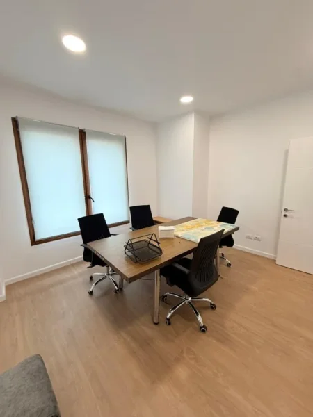 Tirane, jepet me qera zyre Kati 4, 180 m² 3.000 € (KOMPLEKSI DELIJORGJI)