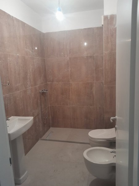 Tirane, jepet me qera ambjent biznesi , 95 m² 800 € (Rruga tefta Tashko,në drejtim të ministrise jashtme)