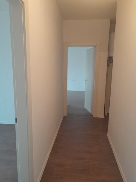 Tirane, jepet me qera ambjent biznesi , 95 m² 800 € (Rruga tefta Tashko,në drejtim të ministrise jashtme)