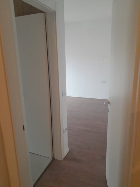 Tirane, jepet me qera ambjent biznesi , 95 m² 800 € (Rruga tefta Tashko,në drejtim të ministrise jashtme)