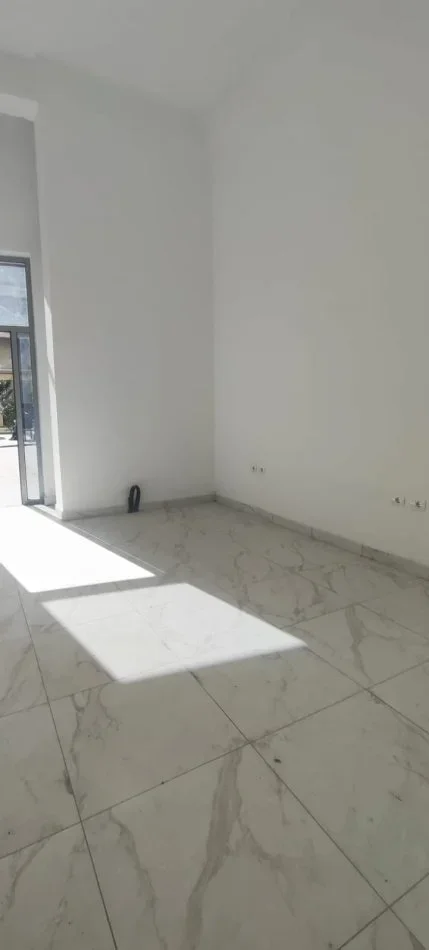 Tirane, shitet dyqan , 30 m² (Komune e parisit kika 2)