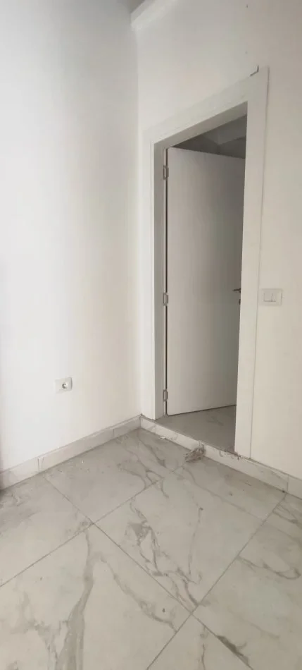Tirane, shitet dyqan , 30 m² (Komune e parisit kika 2)
