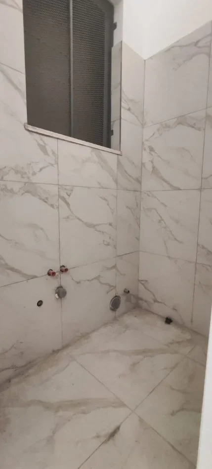 Tirane, shitet dyqan , 30 m² (Komune e parisit kika 2)