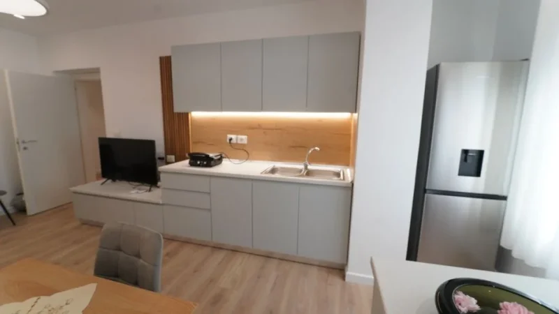 Tirane, jepet me qera apartament 1+1 , 50 m² 500 € (Medreseja)