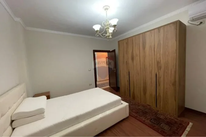Tirane, jepet me qera apartament 3+1 , 184 m² 1.500 € 