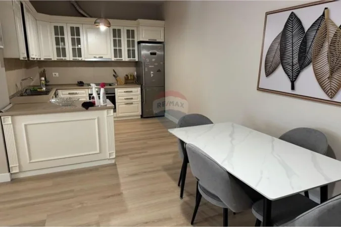 Tirane, jepet me qera apartament 2+1 , 122 m² 700 € 