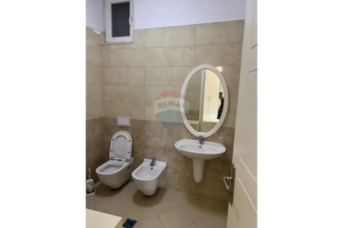 Tirane, jepet me qera apartament 2+1 , 122 m² 700 € 