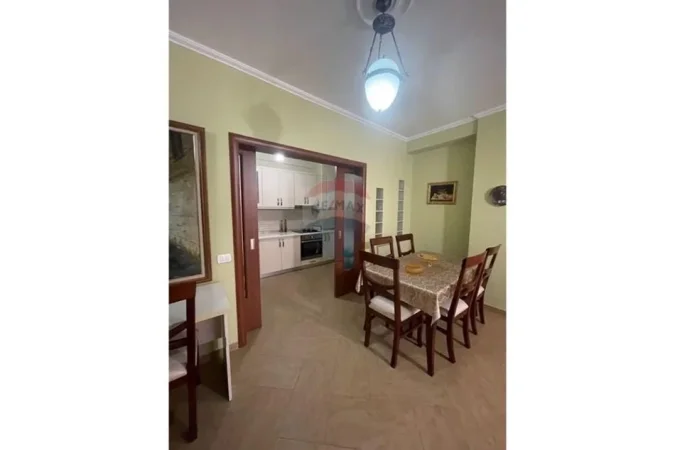 Tirane, jepet me qera apartament 2+1 , 100 m² 550 € 