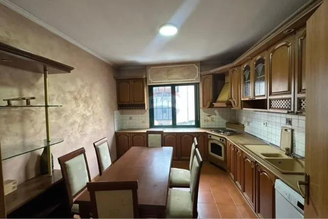 Tirane, jepet me qera apartament 3+1 , 138 m² 1.000 € 