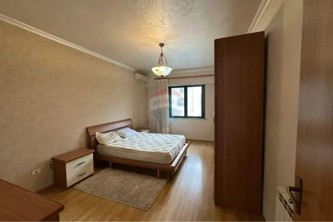 Tirane, jepet me qera apartament 3+1 , 138 m² 1.000 € 