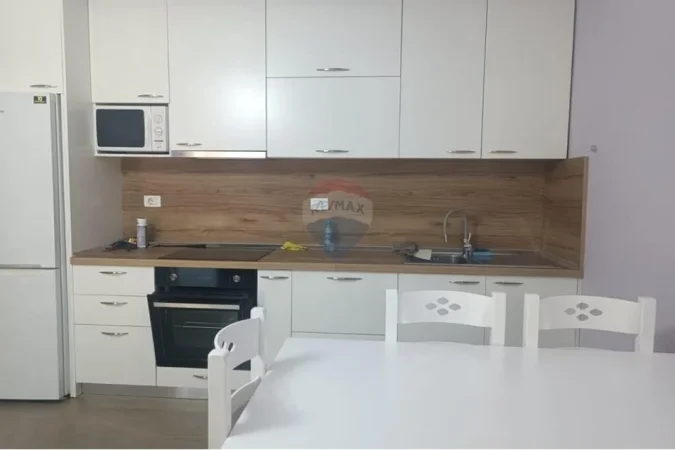 Tirane, jepet me qera 1+1 , 76 m² 600 € 