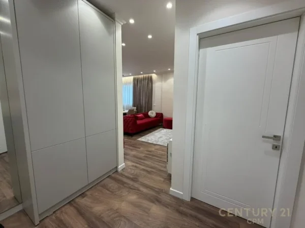 Tirane, jepet me qera apartament 1+1+Ballkon Kati 7, 70 m² 1.000 € (Pazari ri)