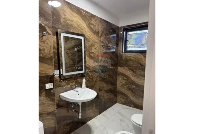 Tirane, jepet me qera apartament 2+1 , 112 m² 650 € 