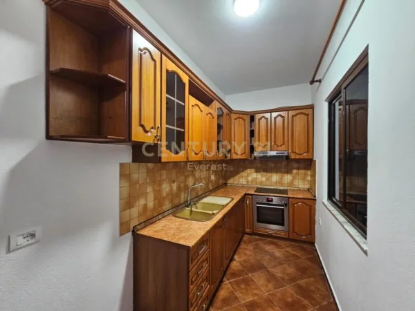 Tirane, jepet me qera apartament 2+1 Kati 1, 224 m² 450 € (Laprake)