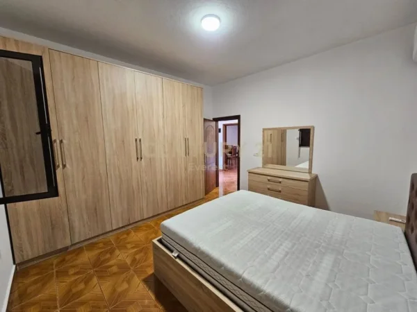 Tirane, jepet me qera apartament 2+1 Kati 1, 224 m² 450 € (Laprake)