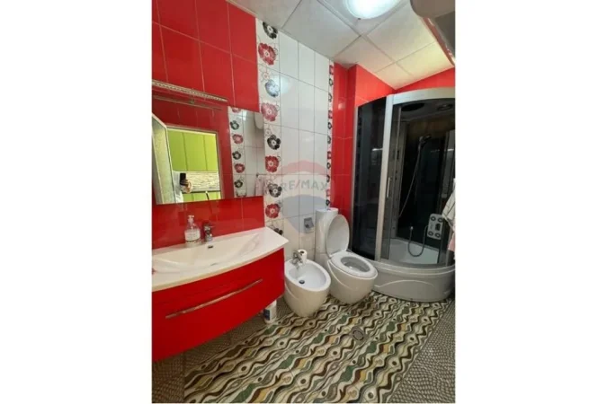 Tirane, jepet me qera apartament 2+1 , 95 m² 700 € 