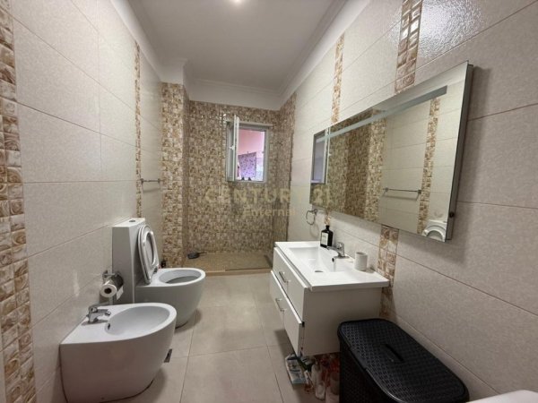 Tirane, jepet me qera apartament 2+1+Ballkon Kati 4, 95 m² 700 € (Kopshti botanik)