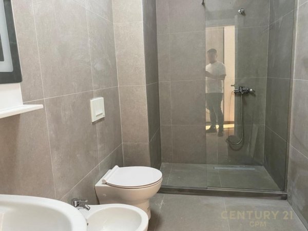 Tirane, jepet me qera apartament 1+1+Ballkon Kati 1, 92 m² 730 € (618132)