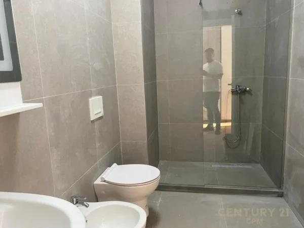 Tirane, jepet me qera apartament 1+1+Ballkon Kati 1, 92 m² 730 € (618132)