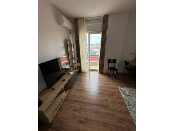 Tirane, jepet me qera apartament 2+1+Ballkon Kati 2, 90 m² 600 € (Kopshti botanik)