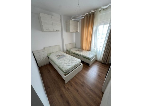 Tirane, jepet me qera apartament 2+1+Ballkon Kati 2, 90 m² 600 € (Kopshti botanik)