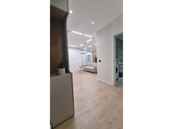 Tirane, jepet me qera apartament 2+1+Ballkon Kati 8, 85 m² 900 € (650132)