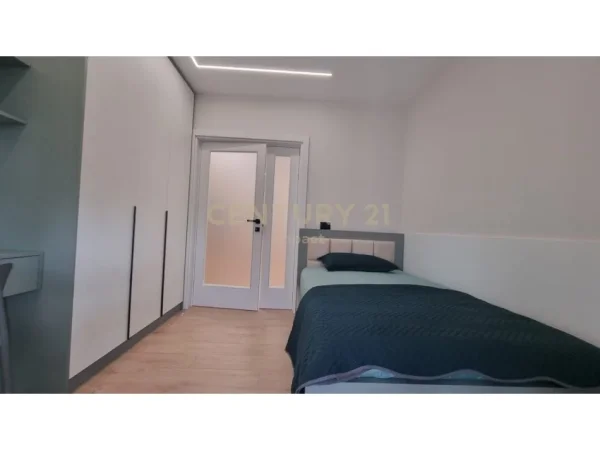 Tirane, jepet me qera apartament 2+1+Ballkon Kati 8, 85 m² 900 € (650132)