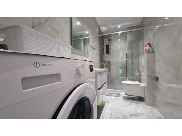 Tirane, jepet me qera apartament 2+1+Ballkon Kati 8, 85 m² 900 € (650132)