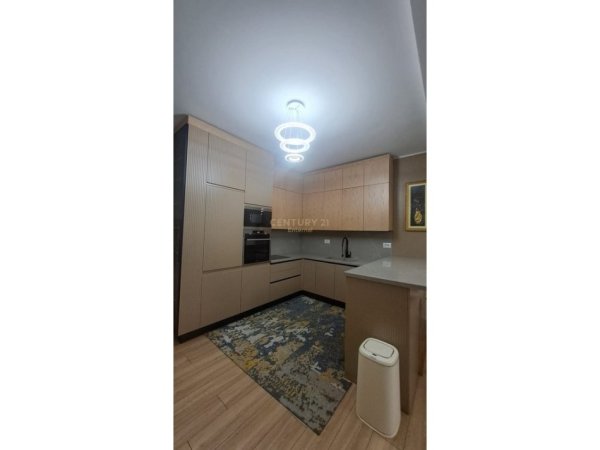 Tirane, jepet me qera apartament 3+1+Ballkon Kati 6, 159 m² 2.300 € (Rruga e kavajes)