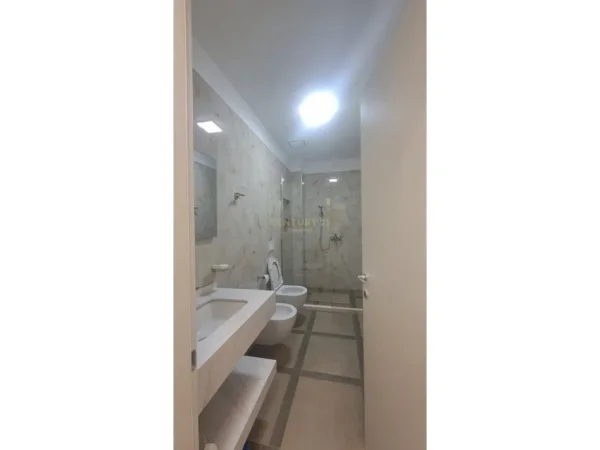 Tirane, jepet me qera apartament 3+1+Ballkon Kati 6, 159 m² 2.300 € (Rruga e kavajes)