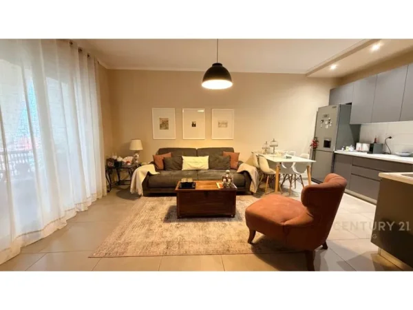 Tirane, jepet me qera apartament 1+1+Ballkon Kati 2, 70 m² 700 € (383132)