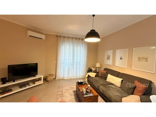 Tirane, jepet me qera apartament 1+1+Ballkon Kati 2, 70 m² 700 € (383132)