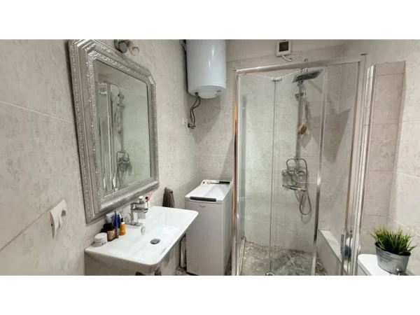 Tirane, jepet me qera apartament 1+1+Ballkon Kati 2, 70 m² 700 € (383132)
