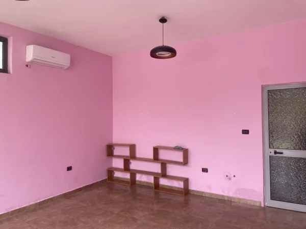 Tirane, jepet me qera dyqan Kati 1, 25 m² (Rr.Petrit Radovicka,afer shkolles Gjergj Fishta)