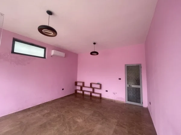 Tirane, jepet me qera dyqan Kati 1, 25 m² (Rr.Petrit Radovicka,afer shkolles Gjergj Fishta)