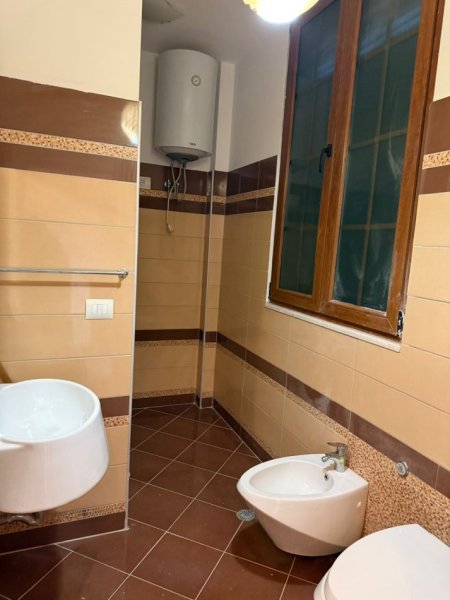 Tirane, jepet me qera Vile 3+1+Aneks+Ballkon Kati 2, 155 m² 2.000 € (Fshati Vishaj)
