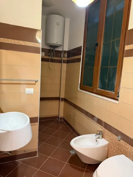 Tirane, jepet me qera Vile 3+1+Aneks+Ballkon Kati 2, 155 m² 2.000 € (Fshati Vishaj)