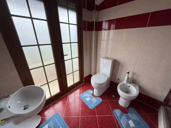 Tirane, jepet me qera Vile 3+1+Aneks+Ballkon Kati 2, 155 m² 2.000 € (Fshati Vishaj)