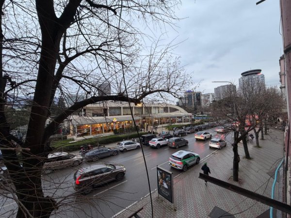 Tirane, jepet me qera ambjent biznesi Kati 1, 75 m² 2.000 € 